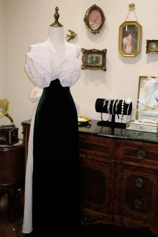 Robe de soirée maxi blanche en velours à volants et bretelles asymétriques NV6550