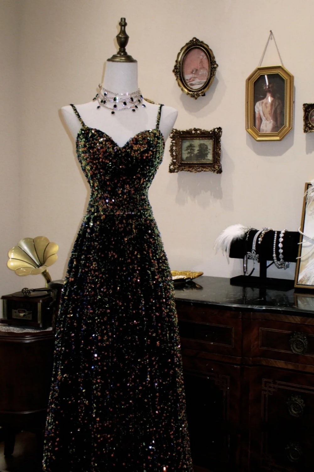 Robe de soirée longue à bretelles spaghetti et col en cœur, ornée de sequins noirs irisés NV6549
