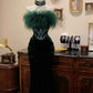 Robe de soirée bustier en velours vert foncé à col montant et plumes, ornée de détails émeraude NV6553