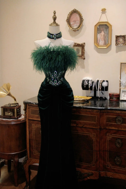 Robe de soirée bustier en velours vert foncé à col montant et plumes, ornée de détails émeraude NV6553