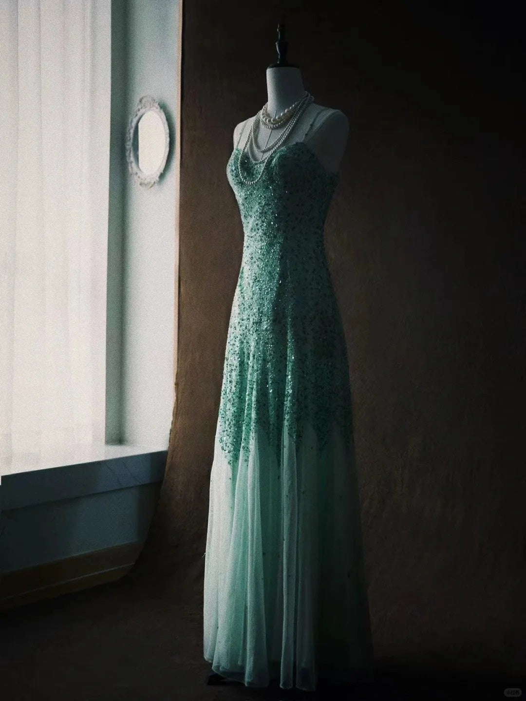 Robe de soirée rétro en mousseline longue, ornée de sequins verts et de perles exquises (NV6611)