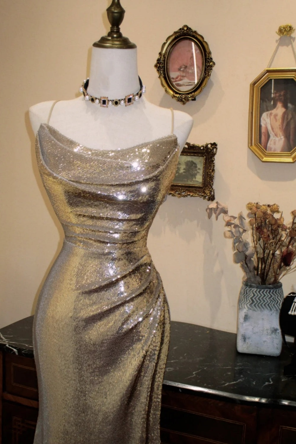 Robe de soirée maxi cintrée à une épaule et sequins dorés NV6547