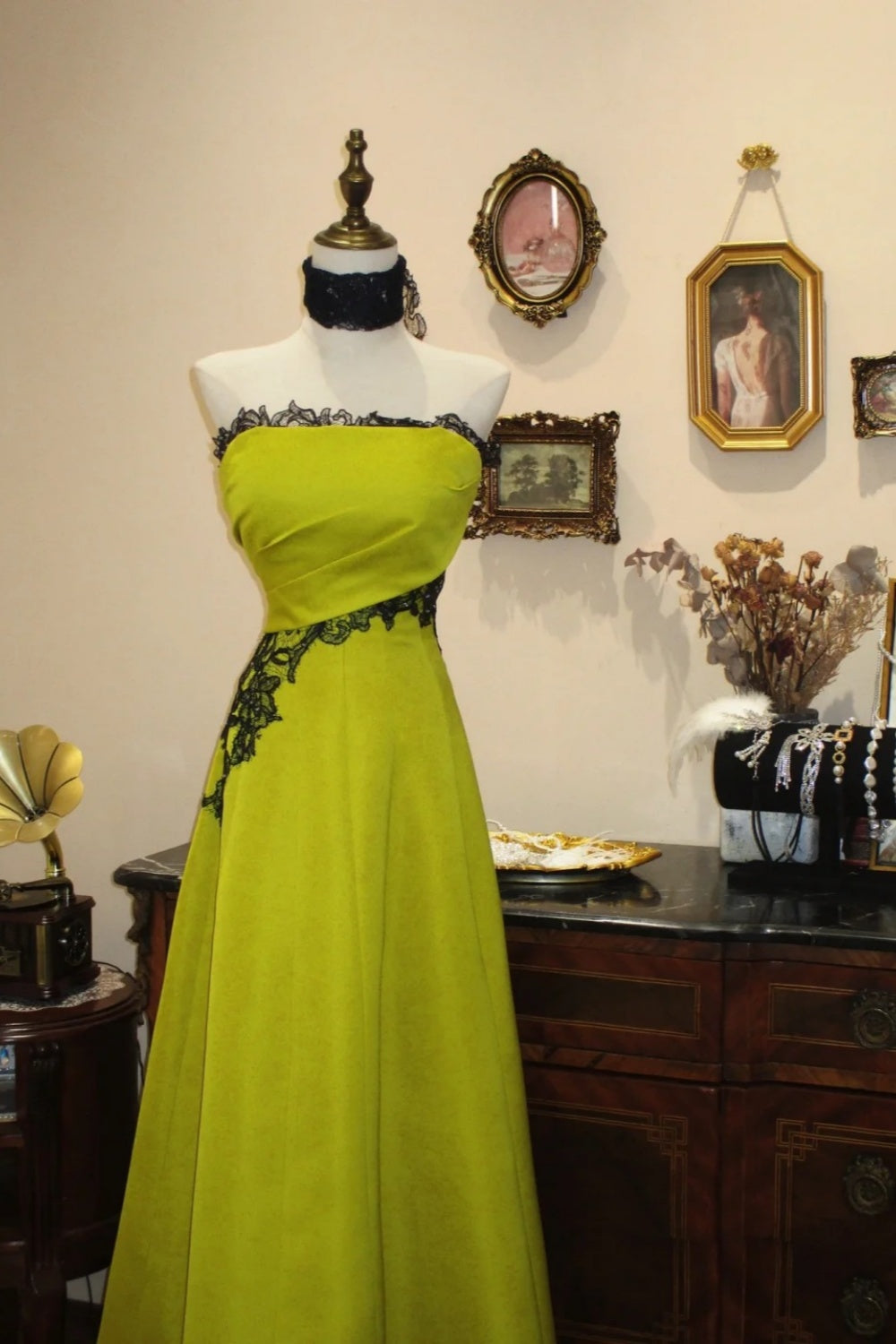 Robe de soirée jaune vif sans bretelles avec détails en dentelle noire NV6548