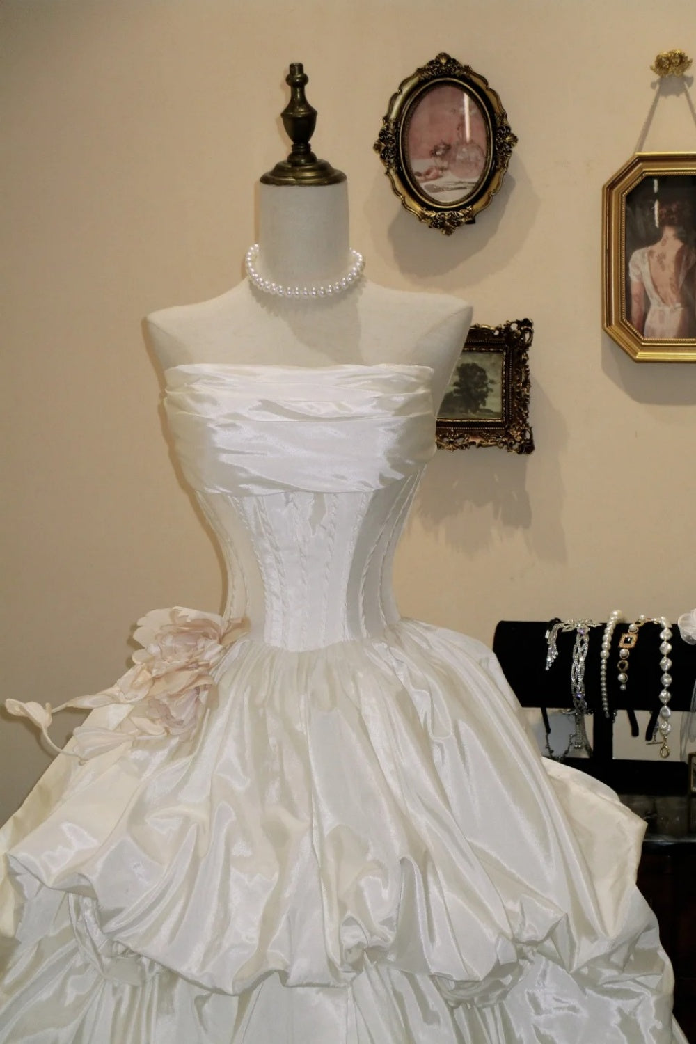 Robe de bal bustier en satin blanc ornée de fleurs, style vintage NV6552