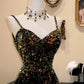 Robe de soirée longue à bretelles spaghetti et col en cœur, ornée de sequins noirs irisés NV6549