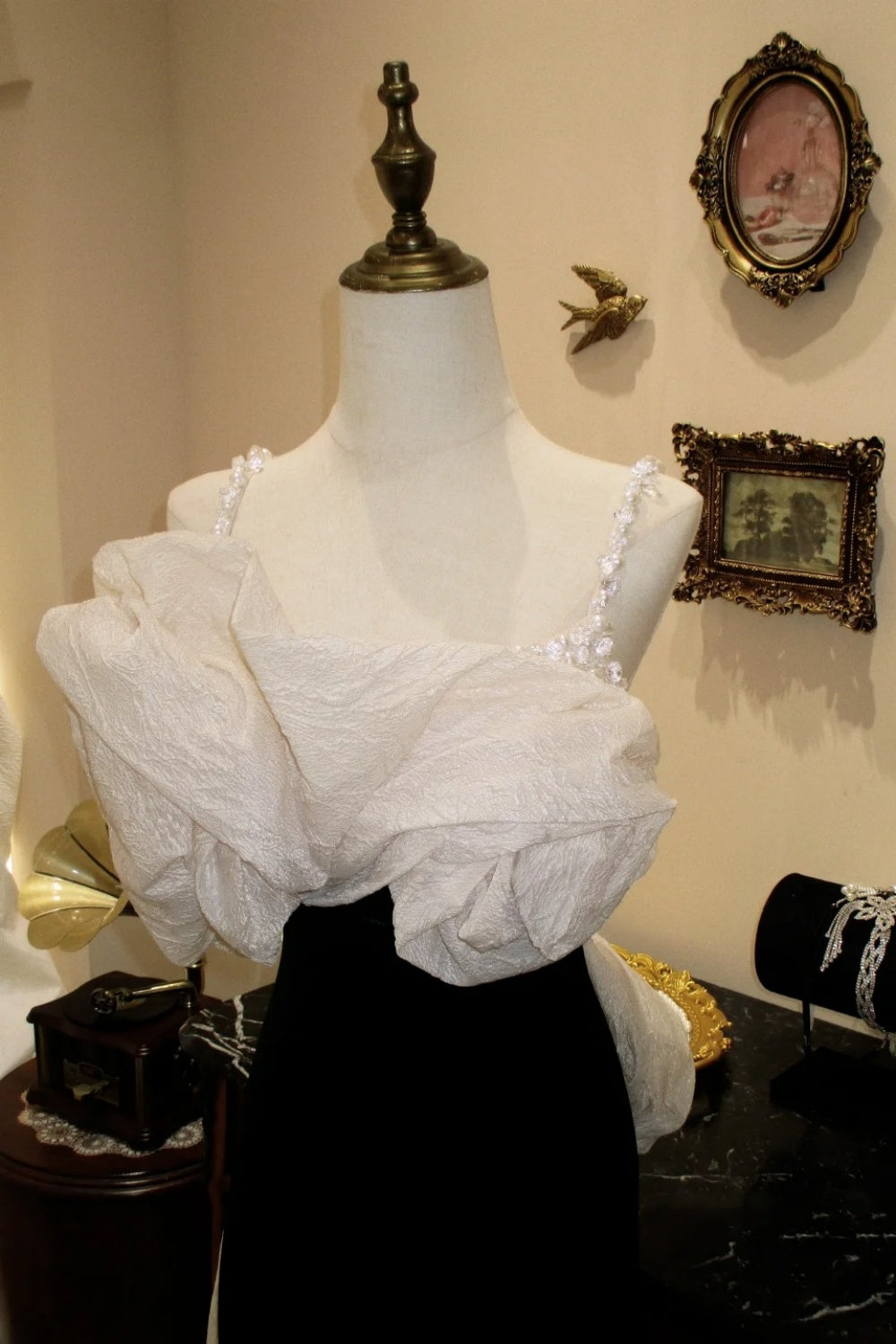 Robe de soirée maxi blanche en velours à volants et bretelles asymétriques NV6550