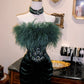 Robe de soirée bustier en velours vert foncé à col montant et plumes, ornée de détails émeraude NV6553