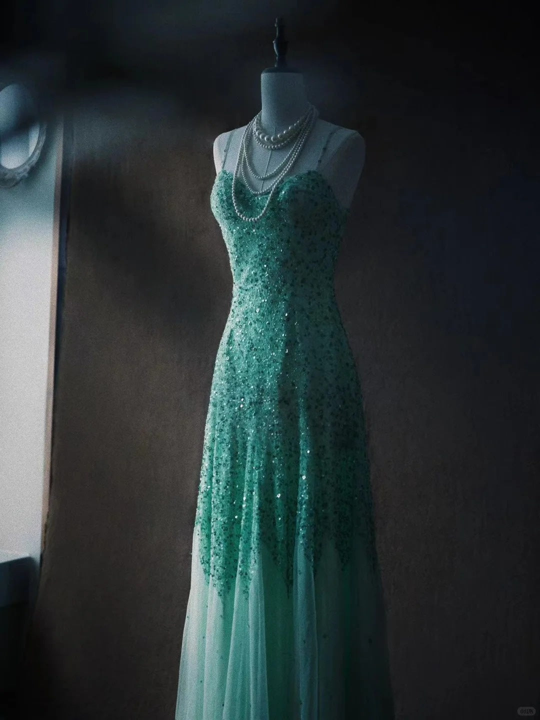 Robe de soirée rétro en mousseline longue, ornée de sequins verts et de perles exquises (NV6611)