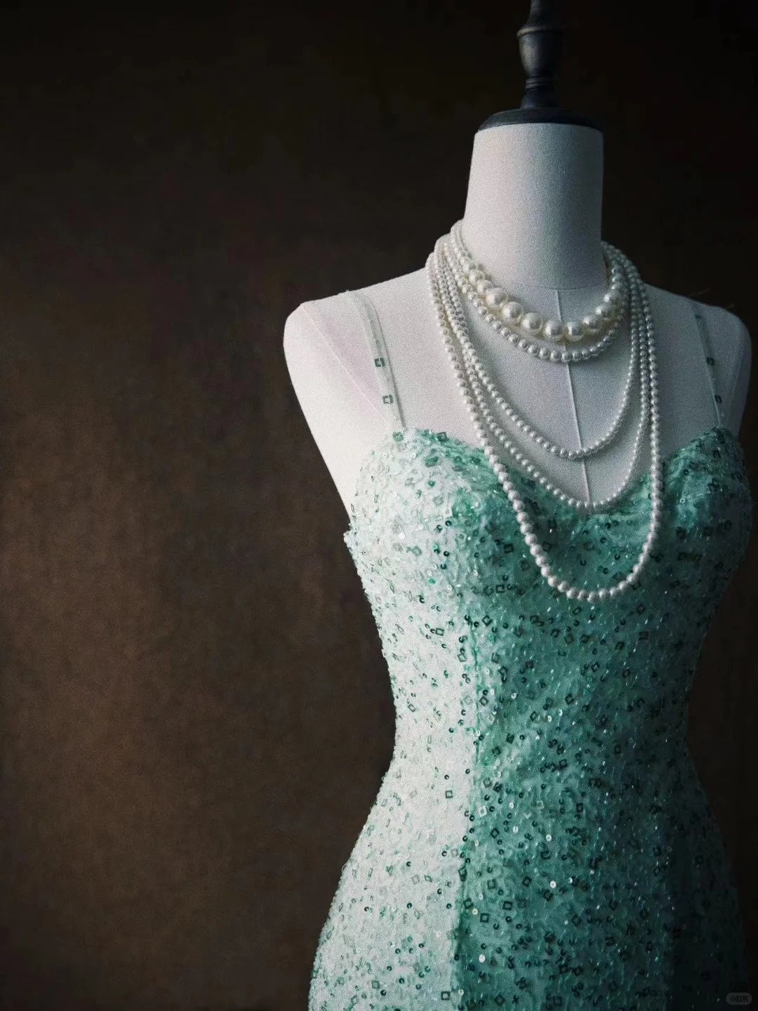 Robe de soirée rétro en mousseline longue, ornée de sequins verts et de perles exquises (NV6611)
