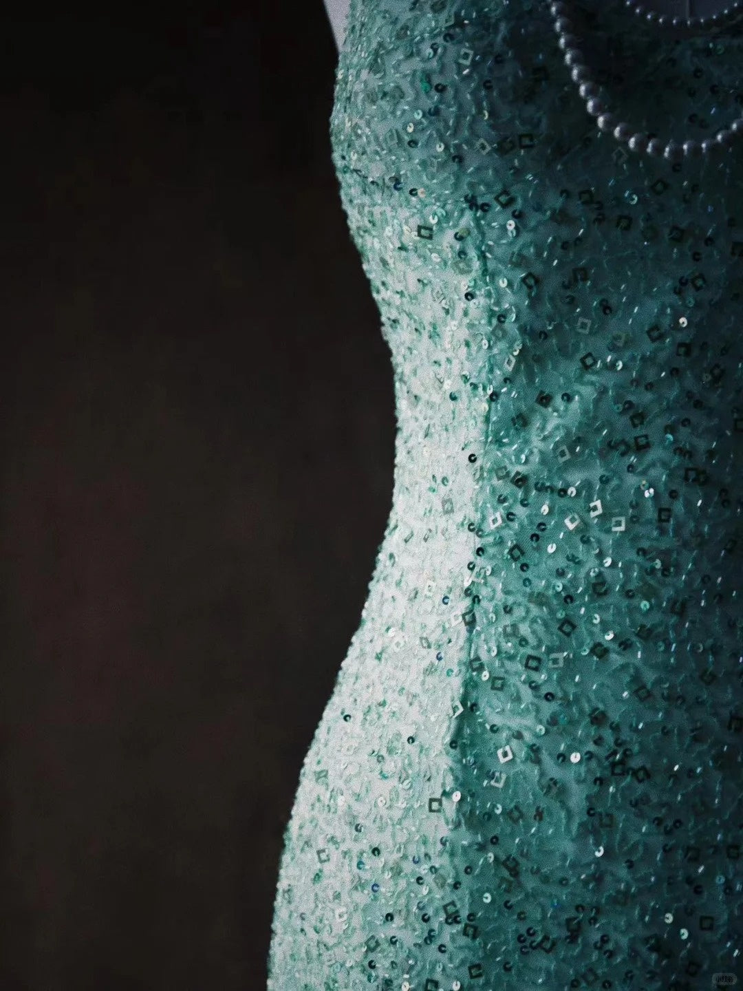 Robe de soirée rétro en mousseline longue, ornée de sequins verts et de perles exquises (NV6611)