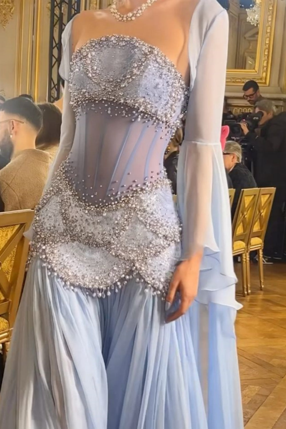 Robe de mariée féérique de style cour, bleu clair, ornée de perles, manches transparentes et traîne - Thème océan NV6382