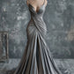 Robe de soirée élégante et raffinée à fines bretelles et décolleté plongeant | Robe longue sirène froncée en satin gris argenté, idéale pour un gala, un tapis rouge ou un événement professionnel haut de gamme (NV6277)