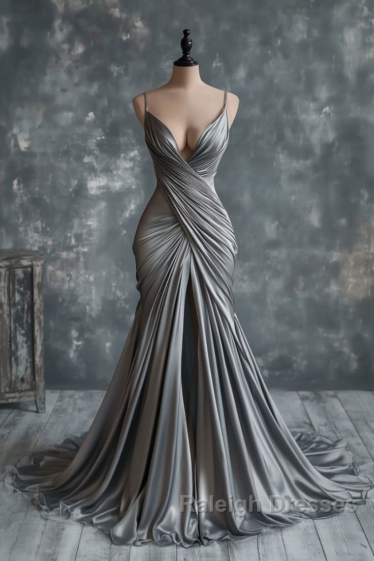 Robe de soirée élégante et raffinée à fines bretelles et décolleté plongeant | Robe longue sirène froncée en satin gris argenté, idéale pour un gala, un tapis rouge ou un événement professionnel haut de gamme (NV6277)