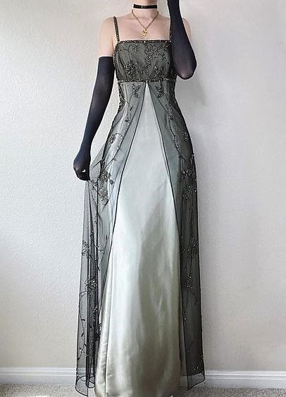 Robe rétro longue à fines bretelles, en satin gris argenté et tulle noir orné de perles, NV6228