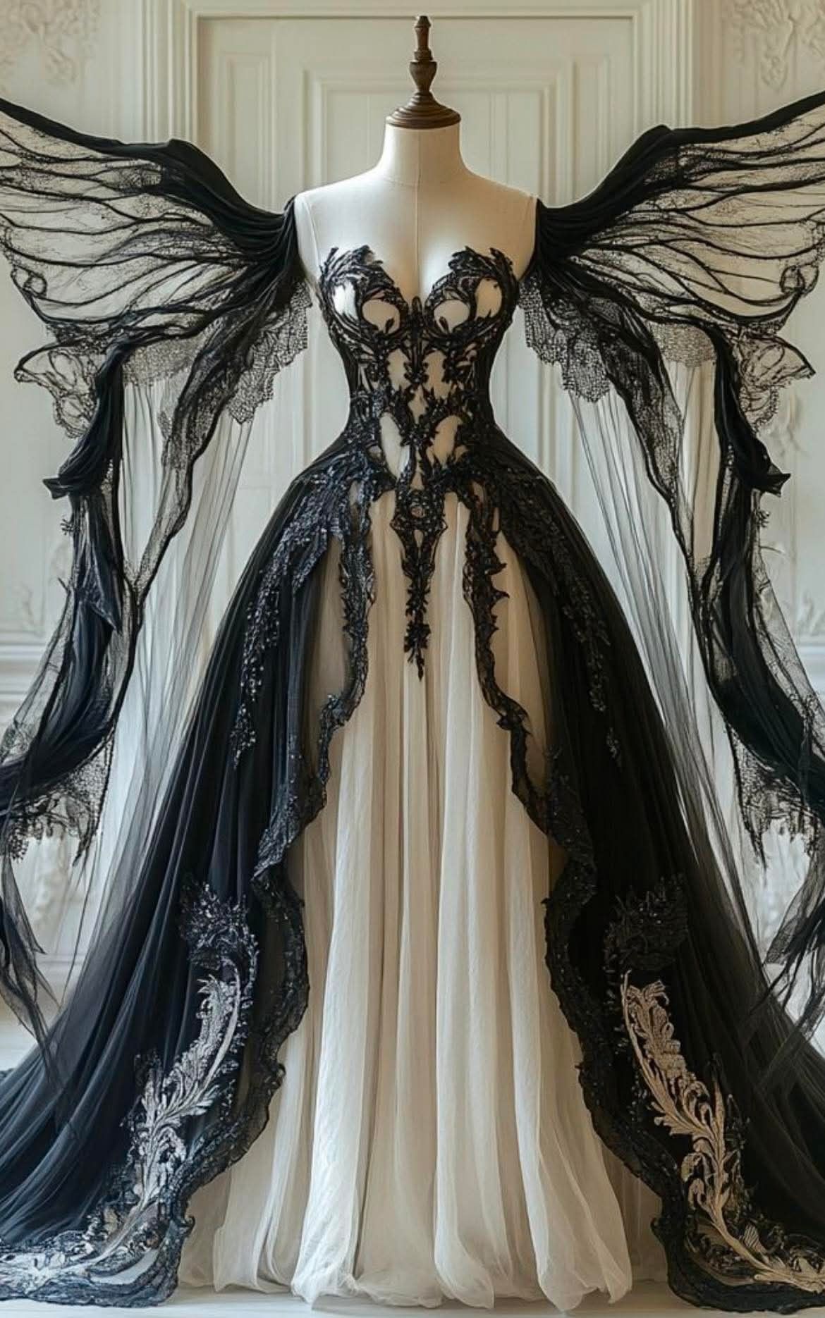Robe gothique longue en tulle et dentelle noire et blanche à empiècements et manches papillon, modèle NV6172