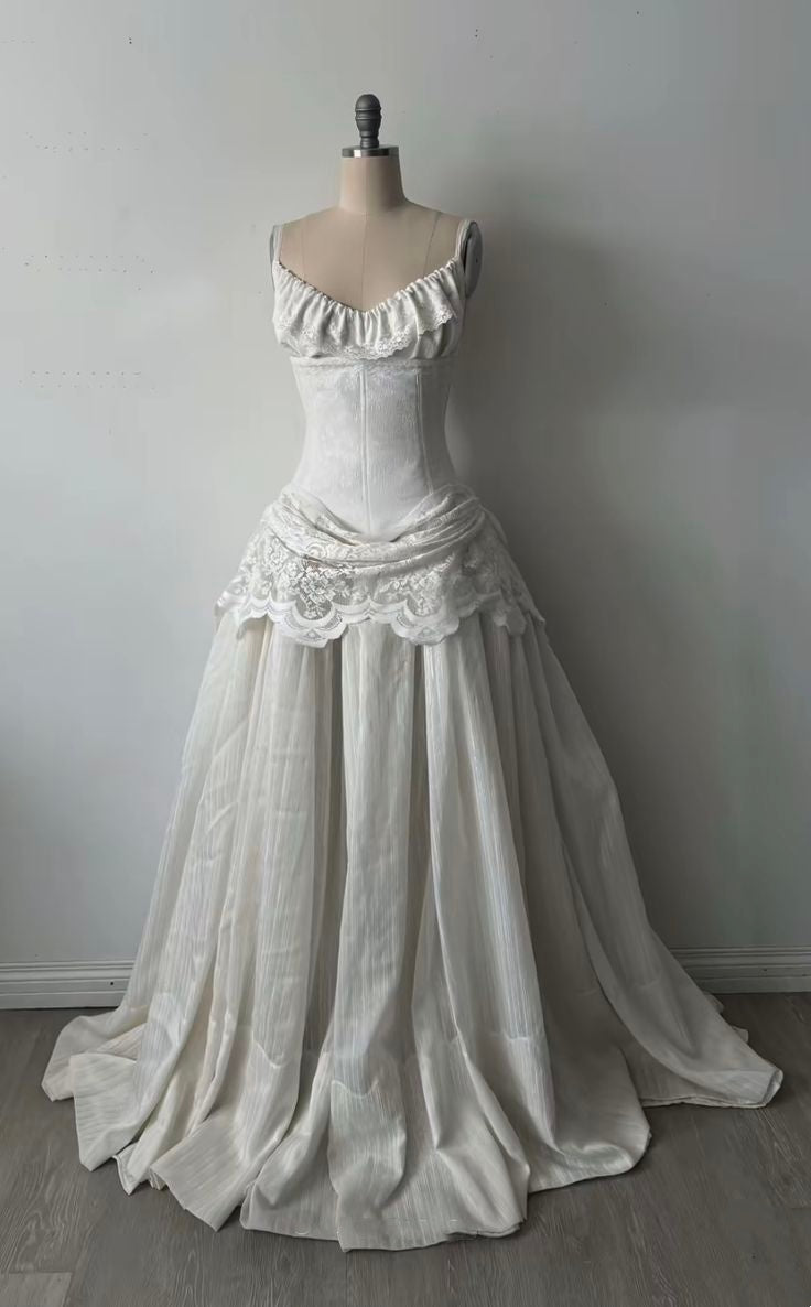 Robe bustier blanche à taille haute et empiècement en dentelle froncée NV6253