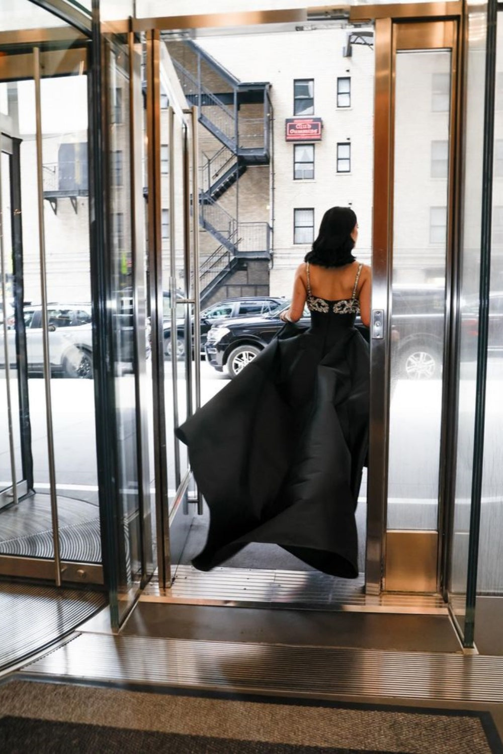 Robe de bal de luxe style palais, bretelles spaghetti et perles | Robe longue en satin noir avec traîne, idéale pour un gala, une remise de prix ou un événement social haut de gamme (NV6270)