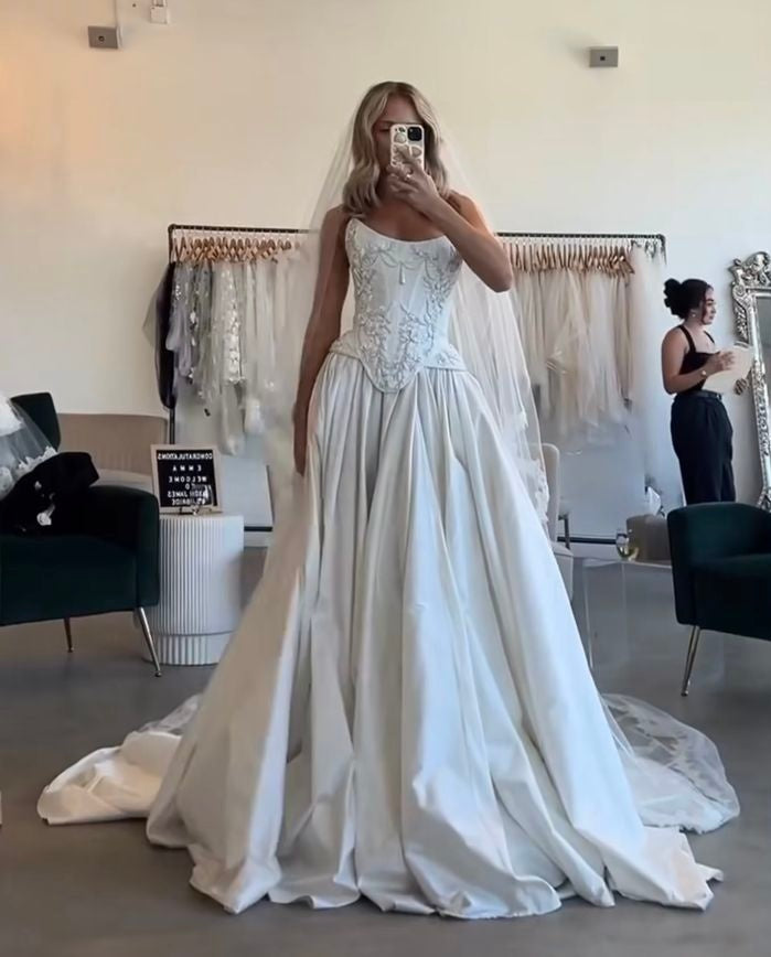 NiceVestidos-_Vintage White Lace Bead-Embroidered Strapless Slit Train Court Style Wedding Gown NV5918