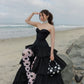 Robe de bal de luxe style palais, bretelles spaghetti et perles | Robe longue en satin noir avec traîne, idéale pour un gala, une remise de prix ou un événement mondain haut de gamme (NV6271)