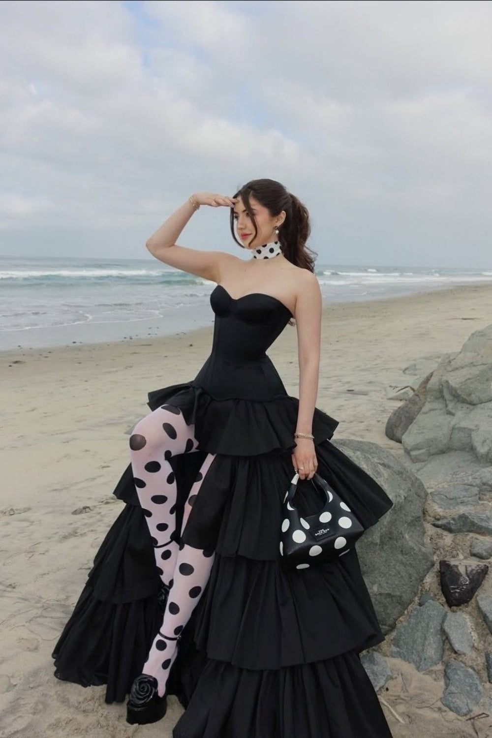Robe de bal de luxe style palais, bretelles spaghetti et perles | Robe longue en satin noir avec traîne, idéale pour un gala, une remise de prix ou un événement mondain haut de gamme (NV6271)