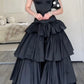 Robe de bal de luxe style palais, bretelles spaghetti et perles | Robe longue en satin noir avec traîne, idéale pour un gala, une remise de prix ou un événement mondain haut de gamme (NV6271)
