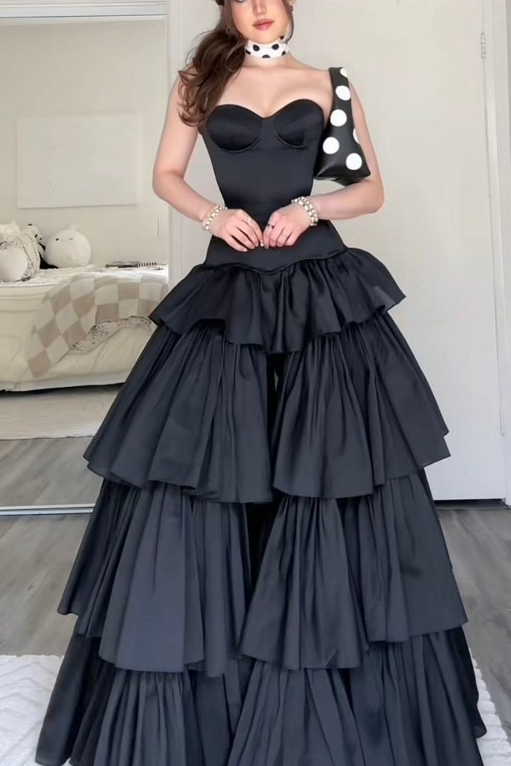 Robe de bal de luxe style palais, bretelles spaghetti et perles | Robe longue en satin noir avec traîne, idéale pour un gala, une remise de prix ou un événement mondain haut de gamme (NV6271)