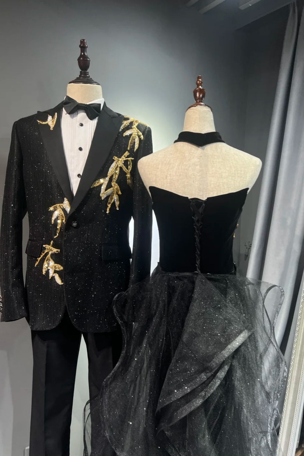 Robe de bal longue en tulle noir et or NV6626