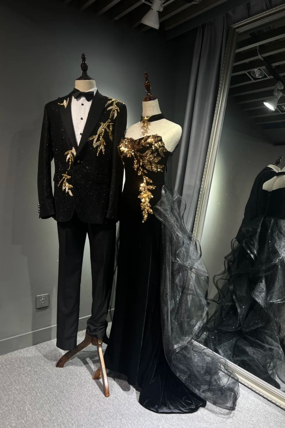 Robe de bal longue en tulle noir et or NV6626