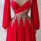 Robe de soirée NiceVestidos - Rouge, délicatement perlée, manches longues, en satin NV6139