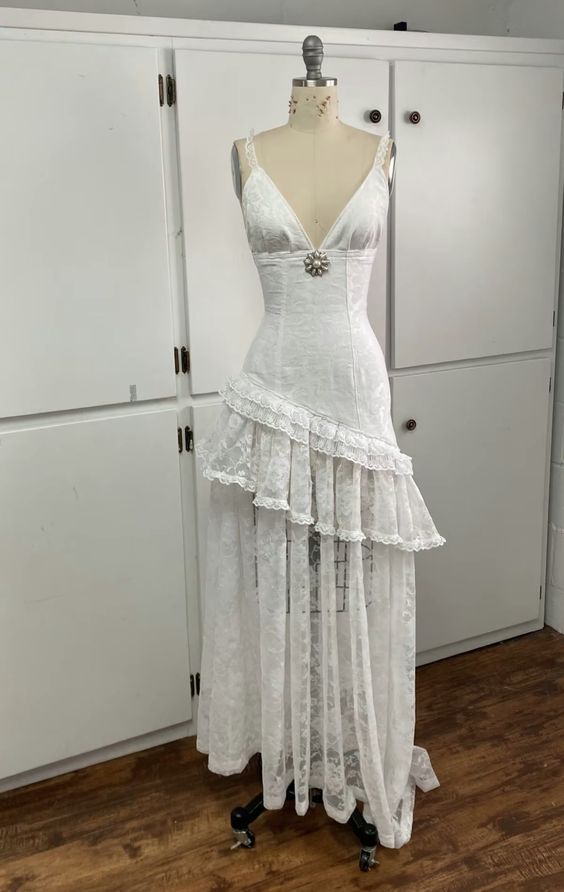 Robe sirène blanche à décolleté plongeant en V, bretelles spaghetti et dentelle à volants NV6251