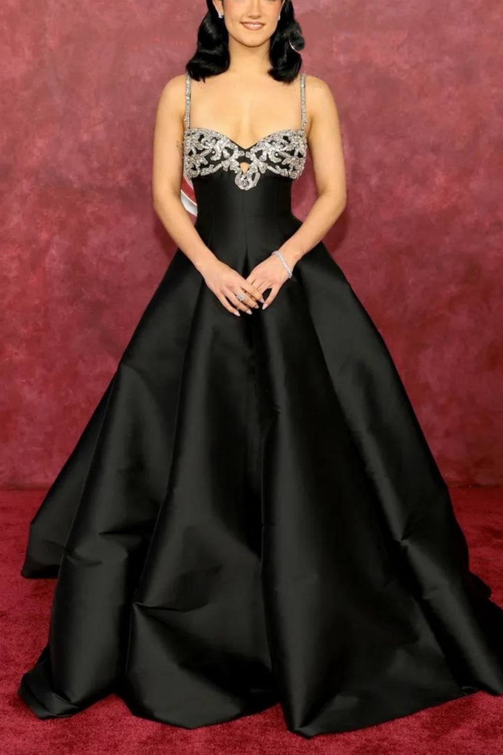 Robe de bal de luxe style palais, bretelles spaghetti et perles | Robe longue en satin noir avec traîne, idéale pour un gala, une remise de prix ou un événement social haut de gamme (NV6270)