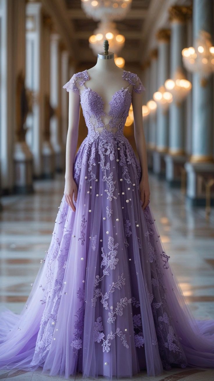Robe de bal longue en tulle lavande brodé de perles, style féerique, décolleté plongeant, idéale pour un gala, des fiançailles ou un événement mondain haut de gamme (NV6287)