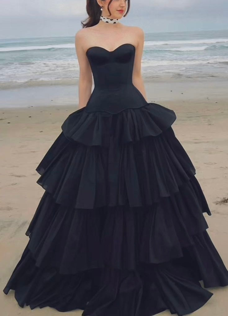 Robe de bal de luxe style palais, bretelles spaghetti et perles | Robe longue en satin noir avec traîne, idéale pour un gala, une remise de prix ou un événement mondain haut de gamme (NV6271)
