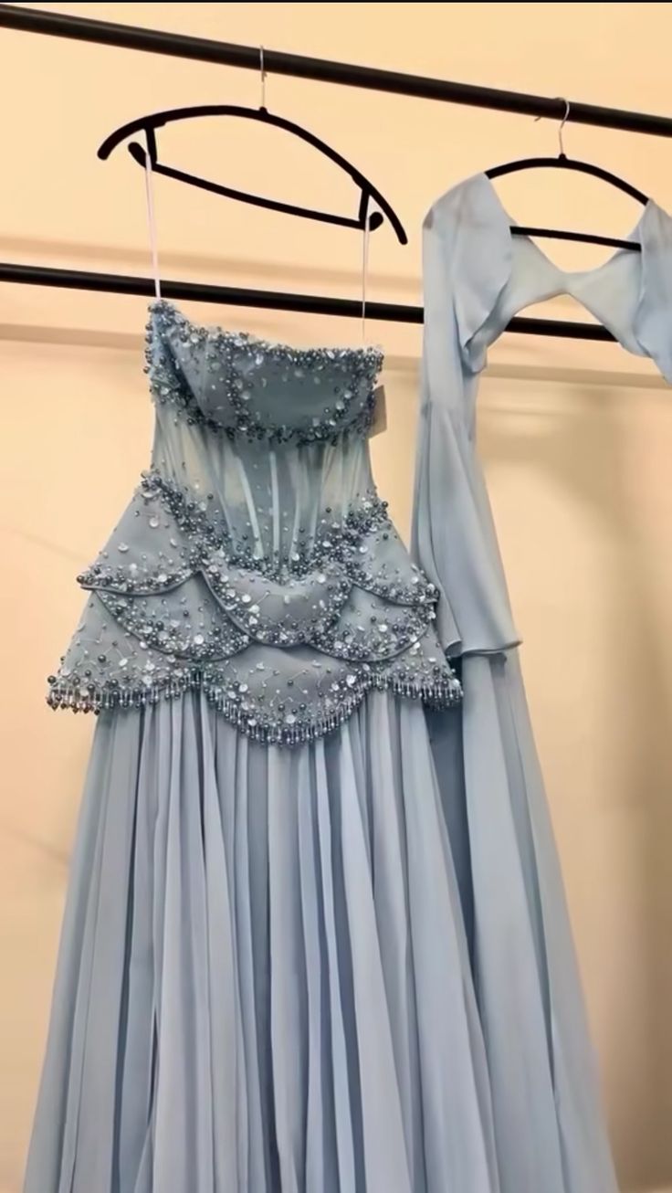 Robe de mariée féérique de style cour, bleu clair, ornée de perles, manches transparentes et traîne - Thème océan NV6382