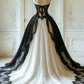 Robe gothique longue en tulle et dentelle noire et blanche à empiècements et manches papillon, modèle NV6172
