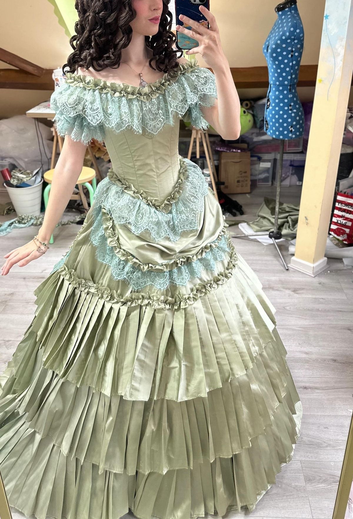 Robe de bal victorienne en satin vert clair et dentelle, épaules dénudées - Robe rétro pour tea party NV6391
