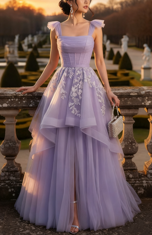 Robe longue à bretelles spaghetti et col carré, style féérique français | Robe longue fendue en tulle lavande brodé, idéale pour une fête de fiançailles en extérieur (jardin) NV6286
