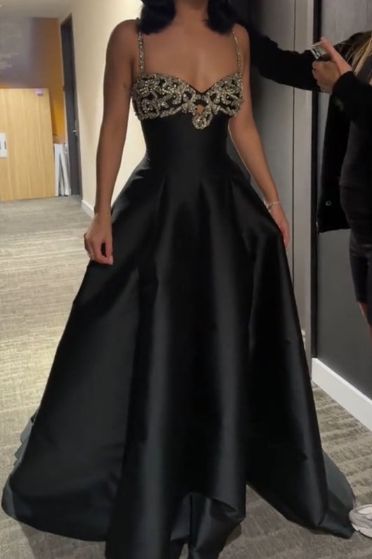 Robe de bal de luxe style palais, bretelles spaghetti et perles | Robe longue en satin noir avec traîne, idéale pour un gala, une remise de prix ou un événement social haut de gamme (NV6270)