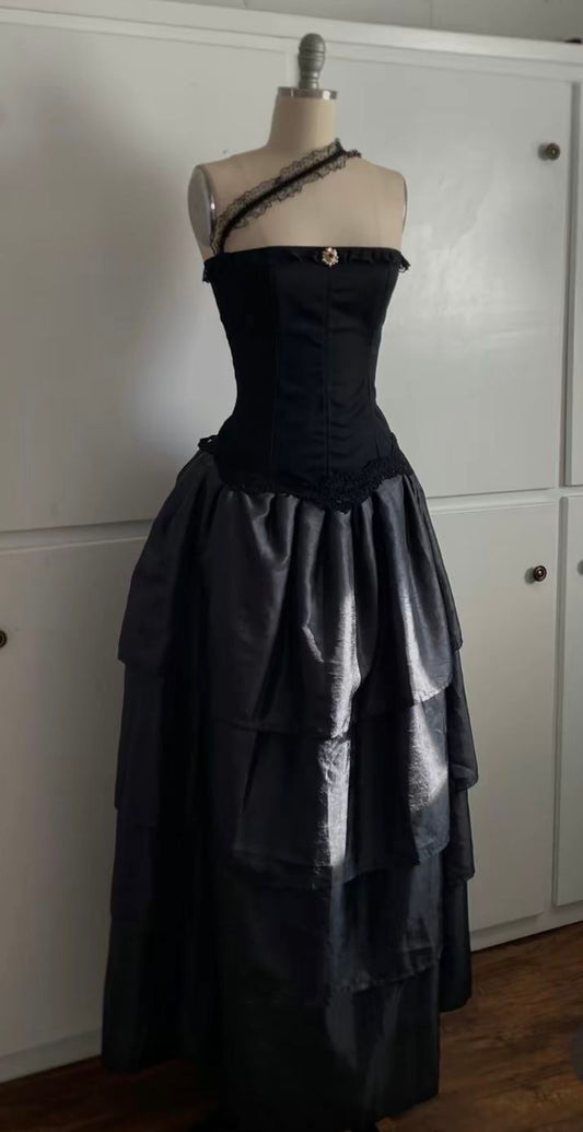 Robe longue noire à volants en satin, sans manches et asymétrique | Robe corset vintage en dentelle foncée pour soirée de gala NV6301