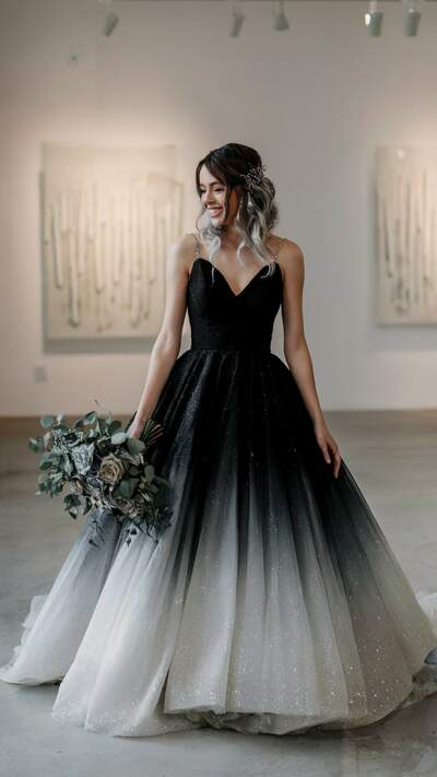 Robe de bal légère en tulle à sequins dégradés, sans manches, col en V et traîne, style féérique, idéale pour un mariage ou une exposition d'art (NV6335)