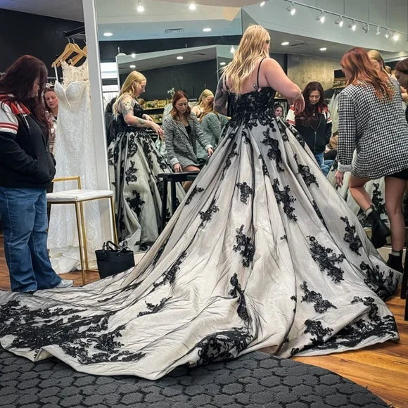Robe de soirée spectaculaire en dentelle foncée gris-noir dégradé | Traîne en tulle pailleté, sans bretelles/à fines bretelles | NV6323