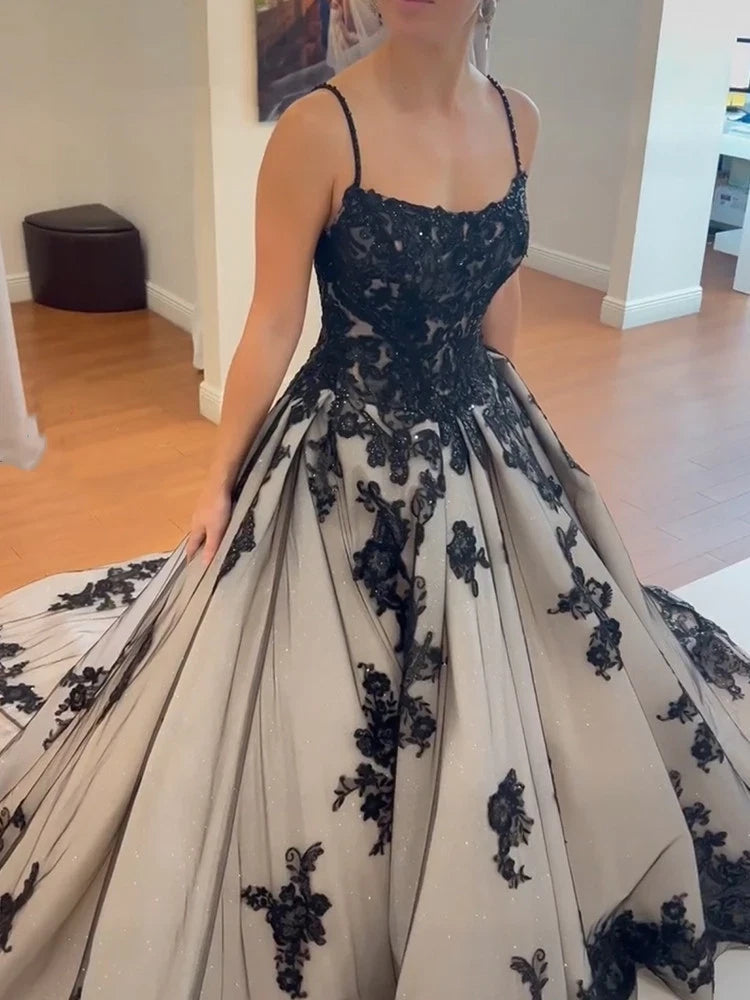 Robe de soirée spectaculaire en dentelle foncée gris-noir dégradé | Traîne en tulle pailleté, sans bretelles/à fines bretelles | NV6323