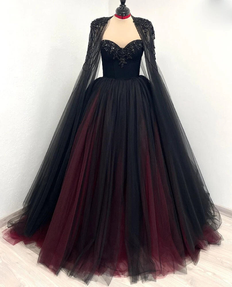 Robe de soirée sans manches en tulle dégradé noir et rouge | Robe de gala glamour luxueuse avec cape perlée et traîne bustier NV6298