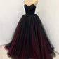 Robe de soirée sans manches en tulle dégradé noir et rouge | Robe de gala glamour luxueuse avec cape perlée et traîne bustier NV6298