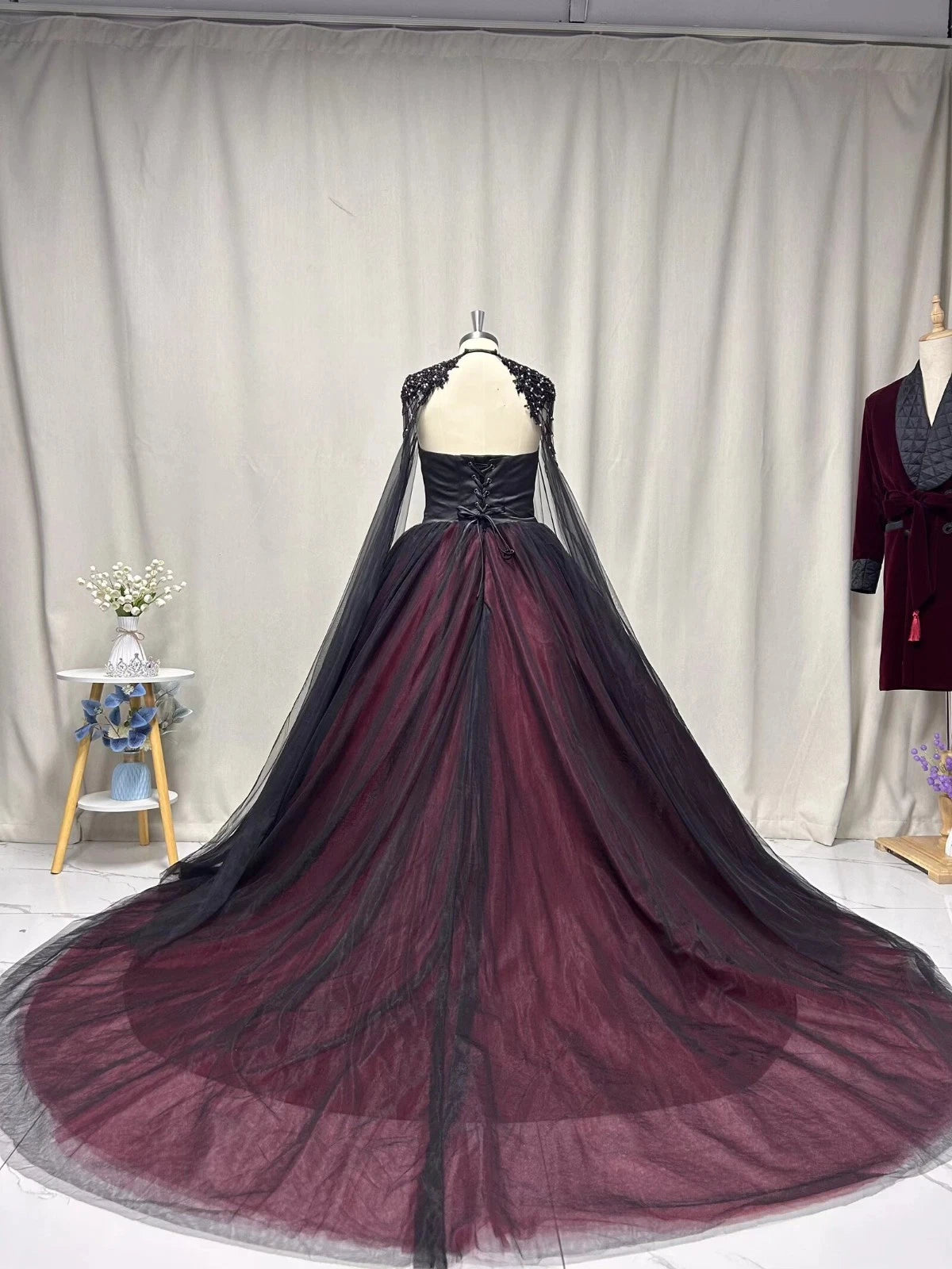 Robe de soirée sans manches en tulle dégradé noir et rouge | Robe de gala glamour luxueuse avec cape perlée et traîne bustier NV6298