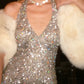 Robe de soirée sirène argentée à sequins, décolleté plongeant et col halter - Taille et couleur personnalisables NV6542