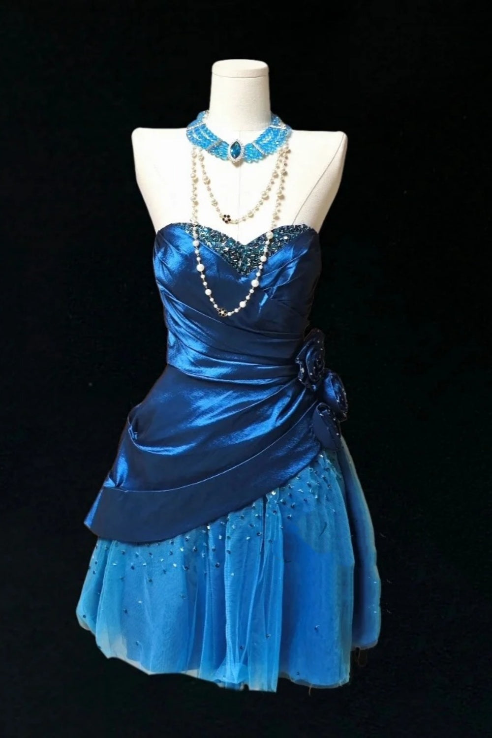 Faites sensation ! Robe bustier bleu roi en satin, ourlet en tulle perlé, pièce indispensable pour vos soirées NV6835