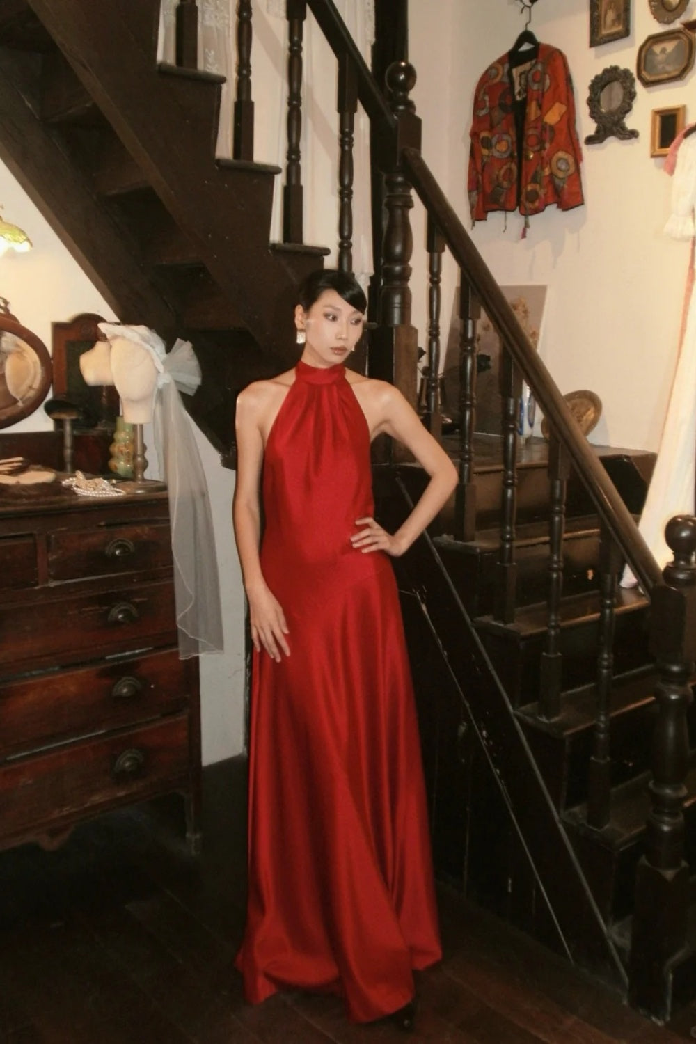 Robe de soirée longue élégante en satin avec bretelles rouges NV6603
