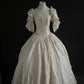 Robe de bal vintage victorienne en soie crème à motif de roses - Collection Antique &amp; Thème NV6373