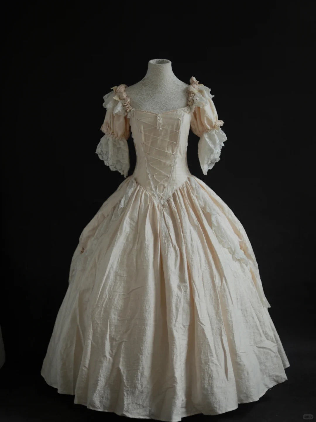 Robe de bal vintage victorienne en soie crème à motif de roses - Collection Antique &amp; Thème NV6373